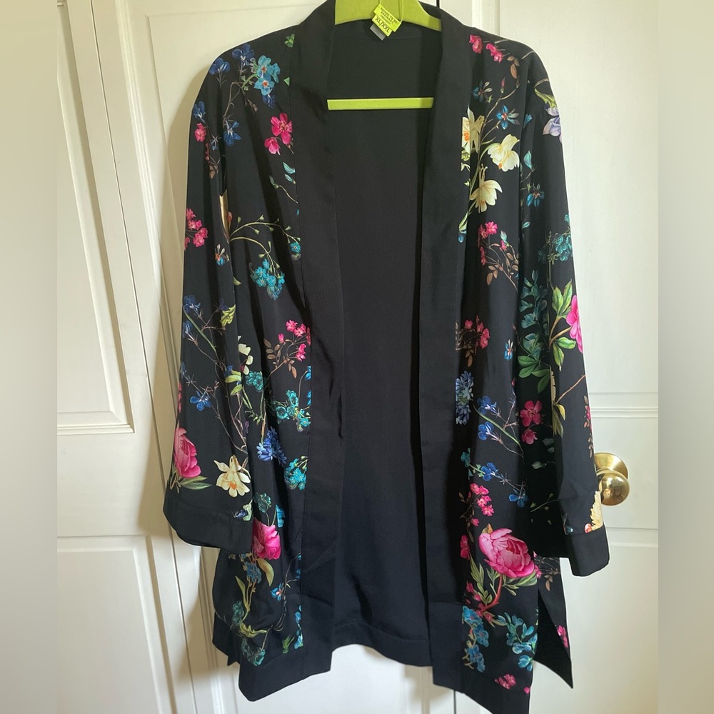 Stella & Dot reversable floral & black kimono size XL/XXL. NWT